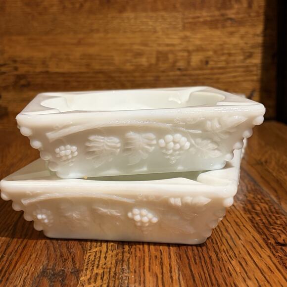 Vintage Westmoreland Milk Glass Cigarette Holder And Ashtrays Grapevine Pattern - Picture 7 of 16